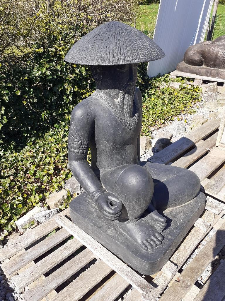 CHINESE BOER ZITTEND IN GEPATINEERDE STEEN (1,05 M), Ophalen, Nieuw, Overige materialen, Mensenbeeld