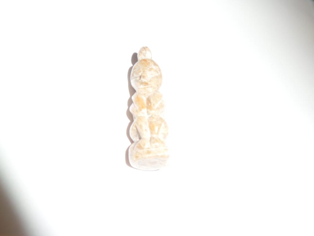 Hanger-amulet uit graniet of één of ander hardsteen., Antiek en Kunst, Curiosa en Brocante, Ophalen