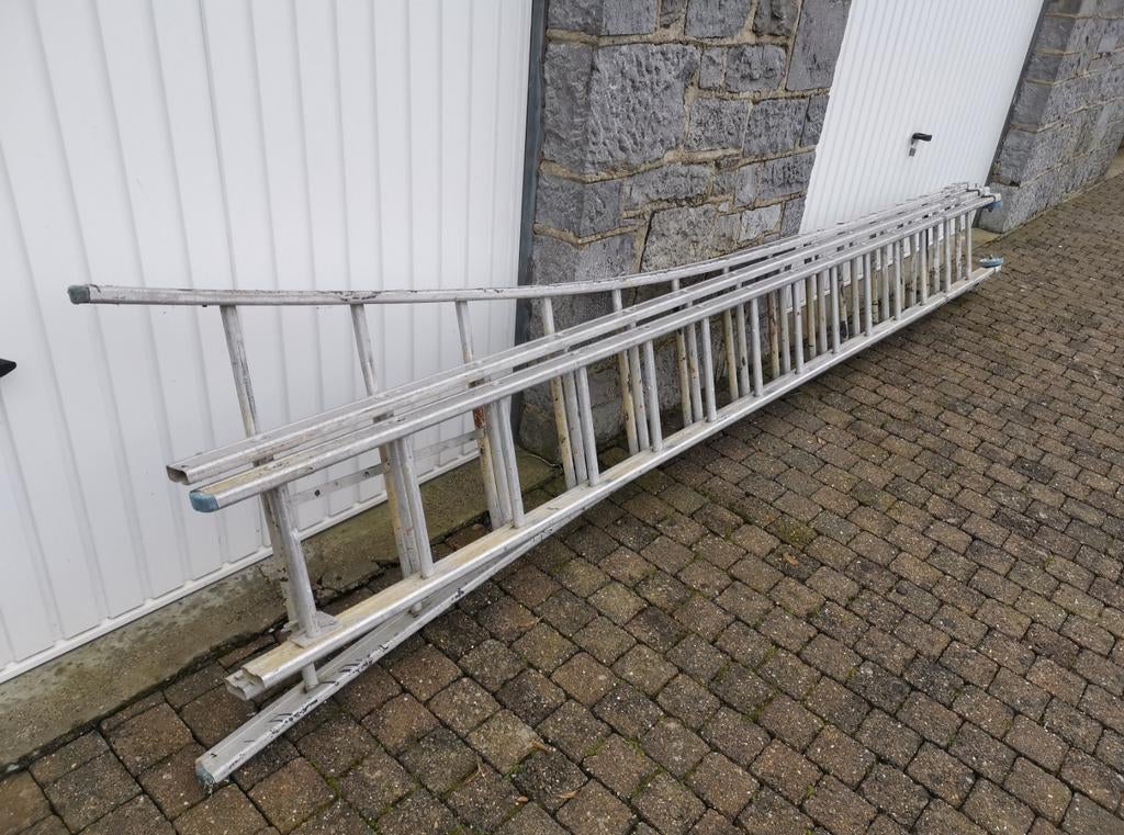 Échelle triple, 3x14 niveaux en aluminium.
Visible et enlève, Doe-het-zelf en Bouw, Ladders en Trappen, Ophalen, Zo goed als nieuw