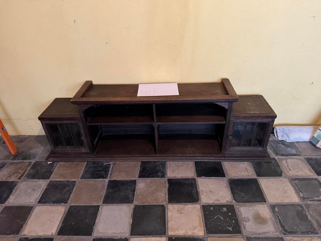 Antiek laag kastje. Ideaal voor TV op te zetten, Enlèvement
