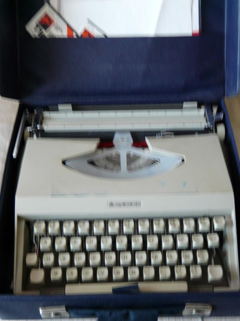 Vintage Olivetti, draagbare,  typmachine met koffer, Ophalen, Gebruikt