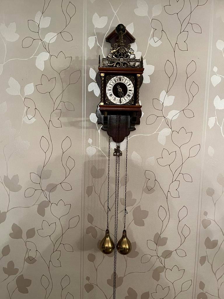 Antieke vintage wandklok, Ophalen