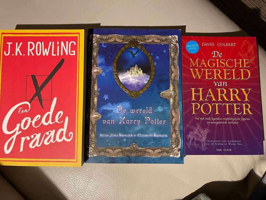 Harry Potter-JK Rowling-3 boeken De magische wereld 7€/stuk, Boeken, Ophalen of Verzenden, Gelezen