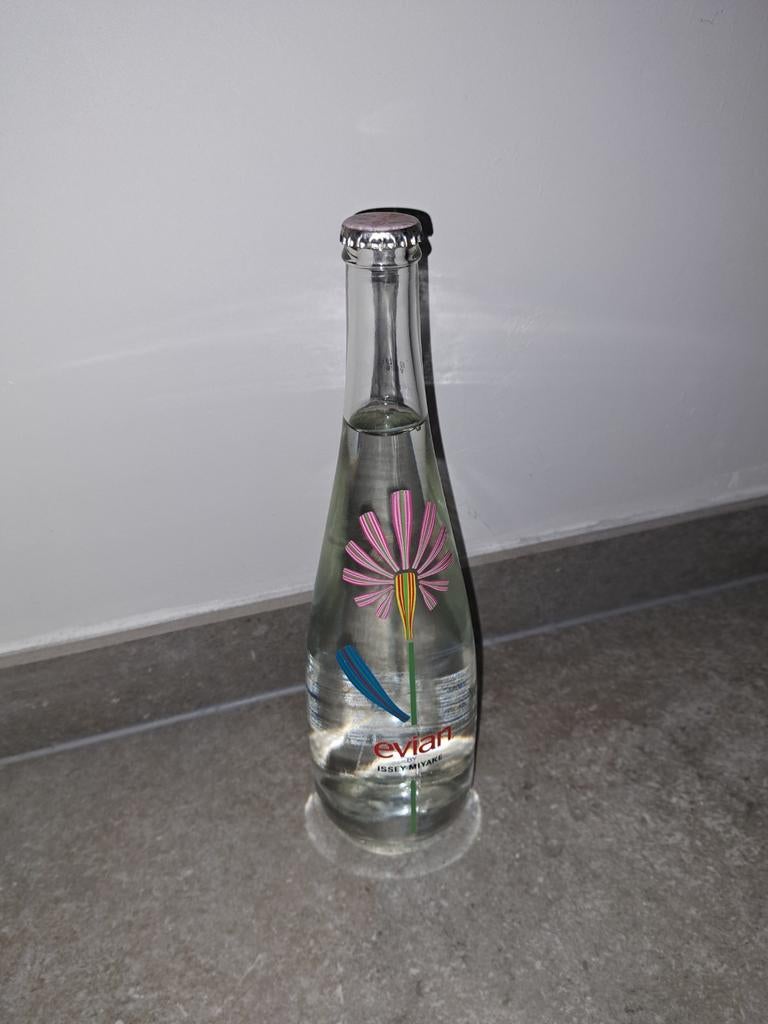 Evian limited edition fles Issey Miyaki, Verzamelen, Ophalen of Verzenden, Nieuw