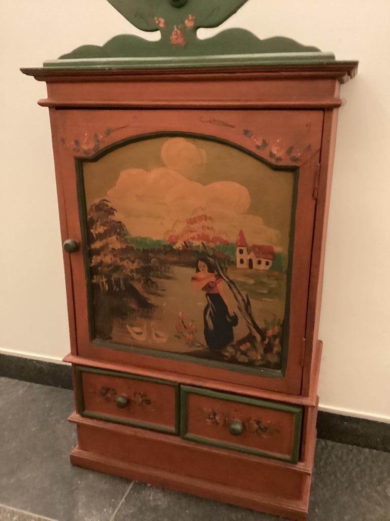 Klein houten muurkastje, Ophalen