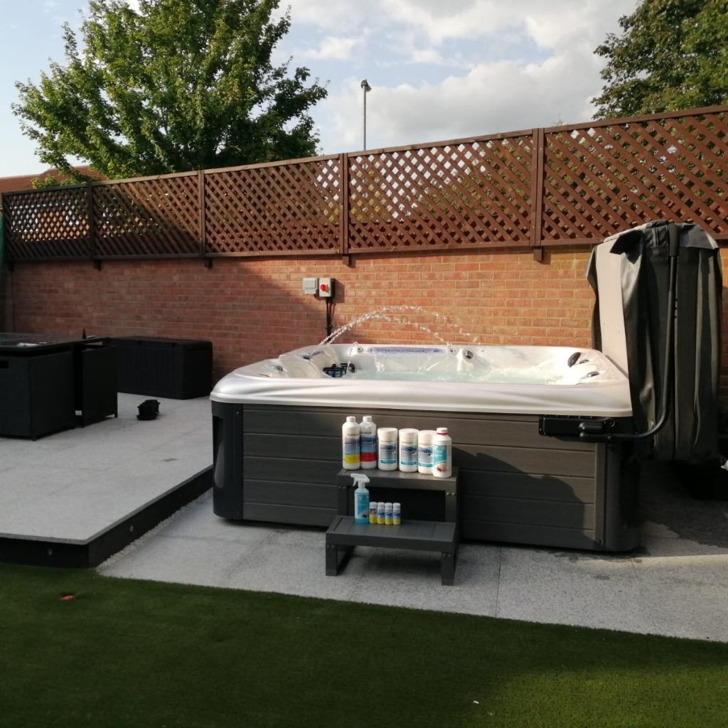 Neuf Jacuzzi 3 places 2 Couchettes de gamme exclusive+remise, Tuin en Terras, Tuinhekken en Hekwerk, Nieuw, Ophalen