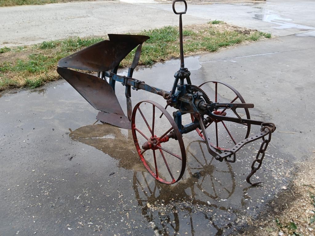 Charrue ancienne, sur roues en fer, Enlèvement