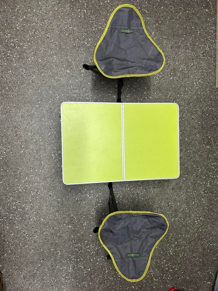 Quechua opvouwbare tafel zn 2 stoelen, Caravans en Kamperen, Ophalen, Zo goed als nieuw