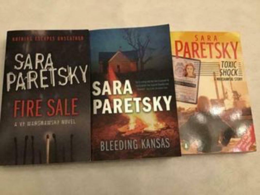 3 books Sara Paretsky Fire sale, toxic shock, bleeding Kansa, Boeken, Ophalen of Verzenden