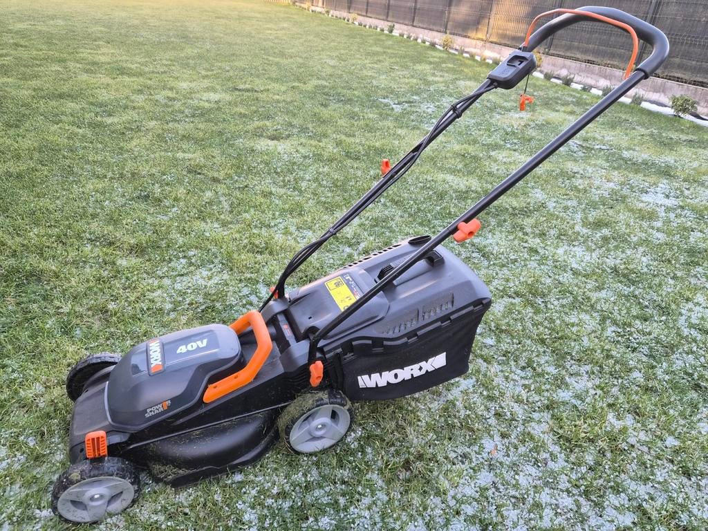 Tondeuse gazon Worx WG77 + chargeur et 2 batteries neuves!, Ophalen, Zo goed als nieuw, 30 t/m 39 cm, Opvangzak