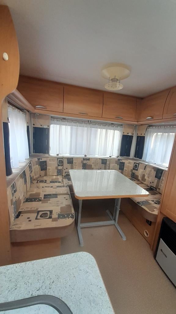 Caravane tractable année 2004, Jusqu'à 4, 6 à 7 mètres, Coin salon convertible, Particulier