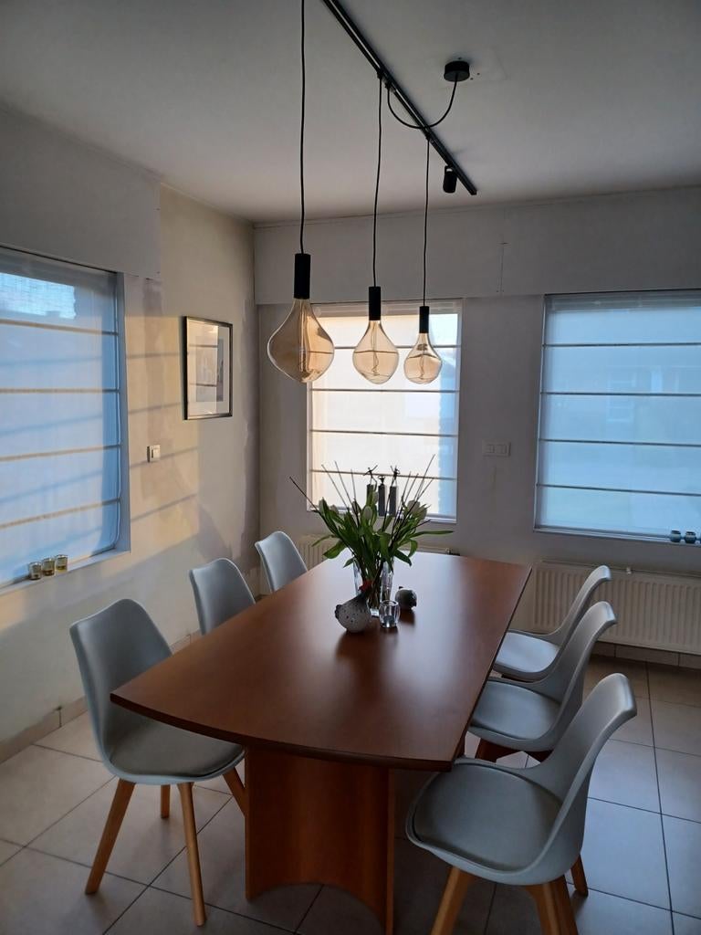 Eetplaats notelaar (tafel, 6 stoelen, dressoir & vitrinekast, Ophalen, Gebruikt