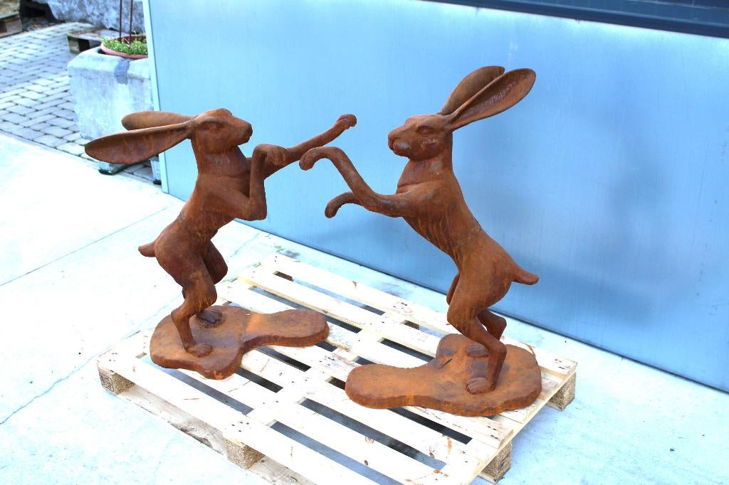 Roestig gietijzeren beeld van een hazengevecht, Tuin en Terras, Ophalen, Nieuw, Metaal, Dierenbeeld