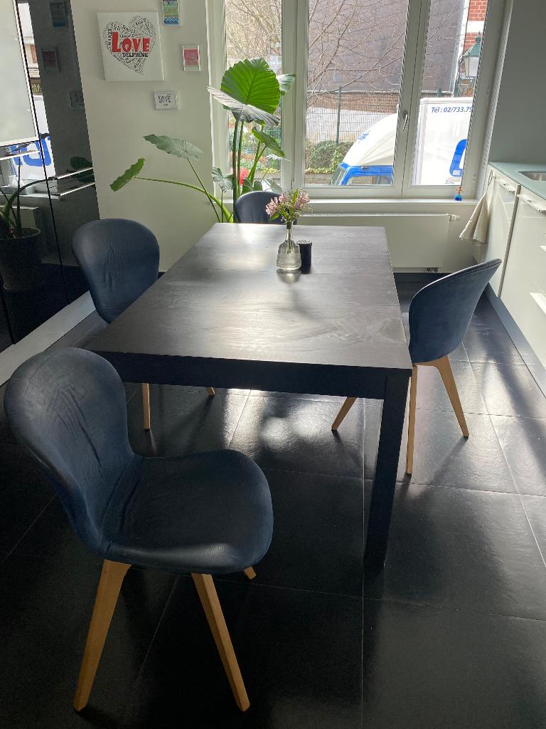 Table à manger IKEA noire 1.80 x 90 +4 chaises Bo Concept, 150 à 200 cm, Cinq personnes ou plus, Enlèvement, Utilisé