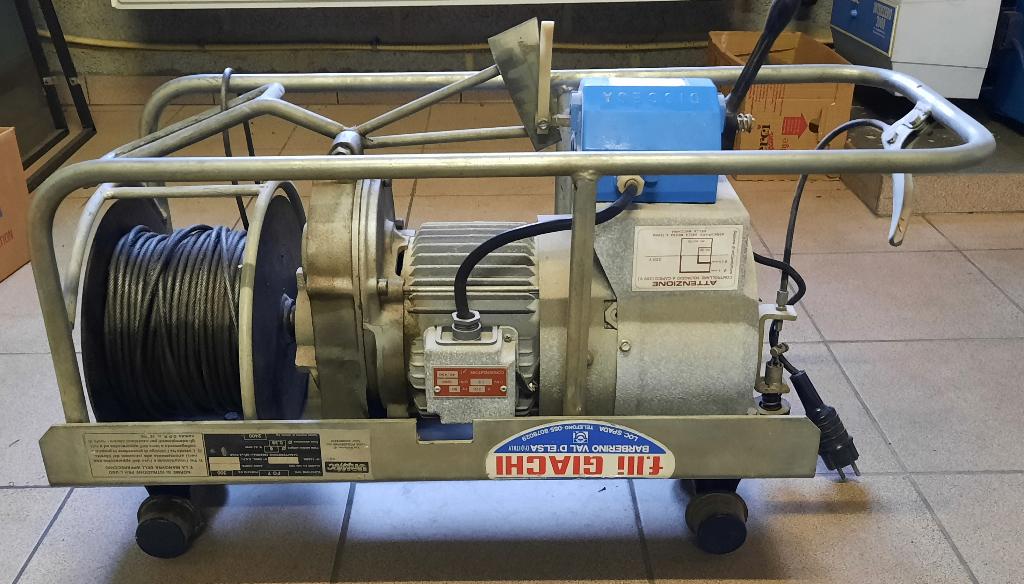 Elektrische lier (bouwlift), Ophalen, Gebruikt, Elektrisch