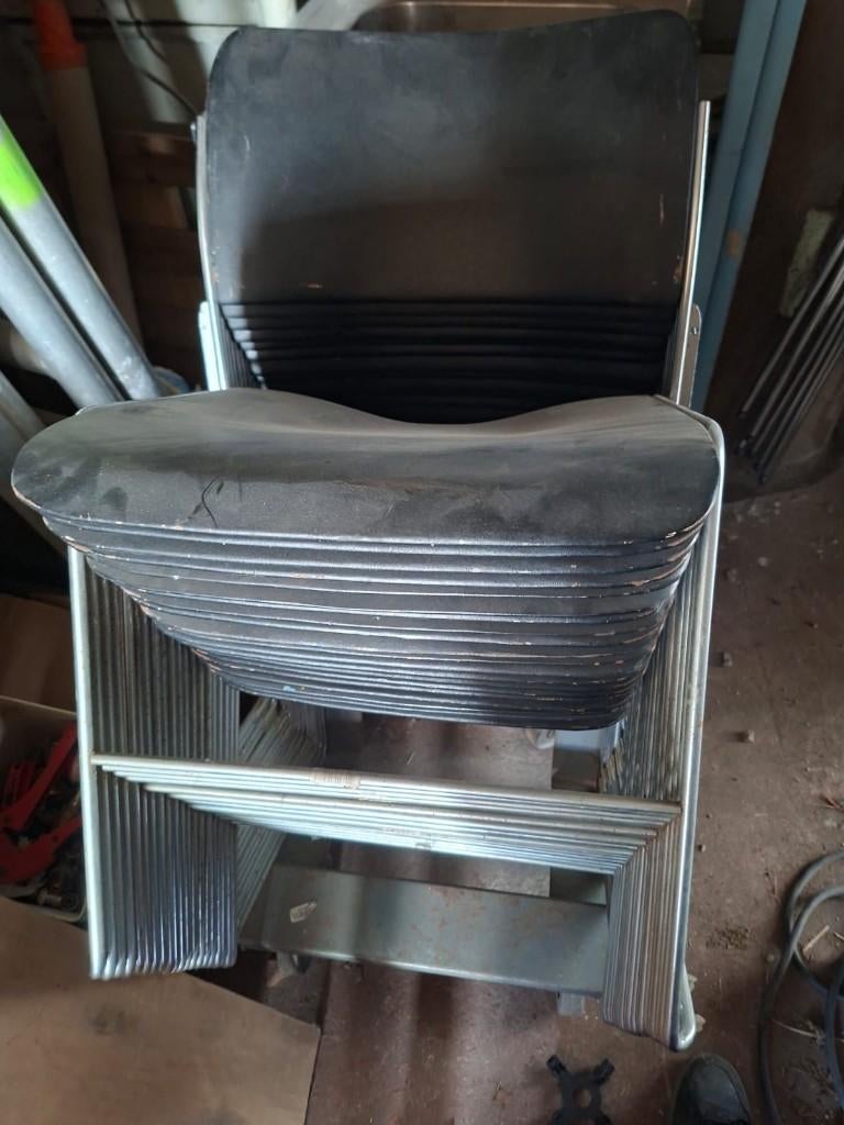 Set van 20 conferentiestoelen op stevige rolkar, Huis en Inrichting, Stoelen, Ophalen, Kunststof, Zwart, Zo goed als nieuw