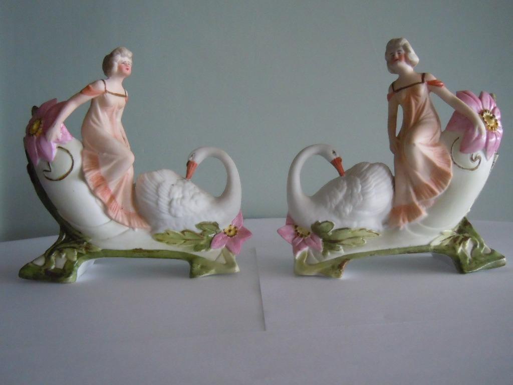 2 figurines biscuit porcelaine d'une bouquetière avec cygne, Enlèvement ou Envoi