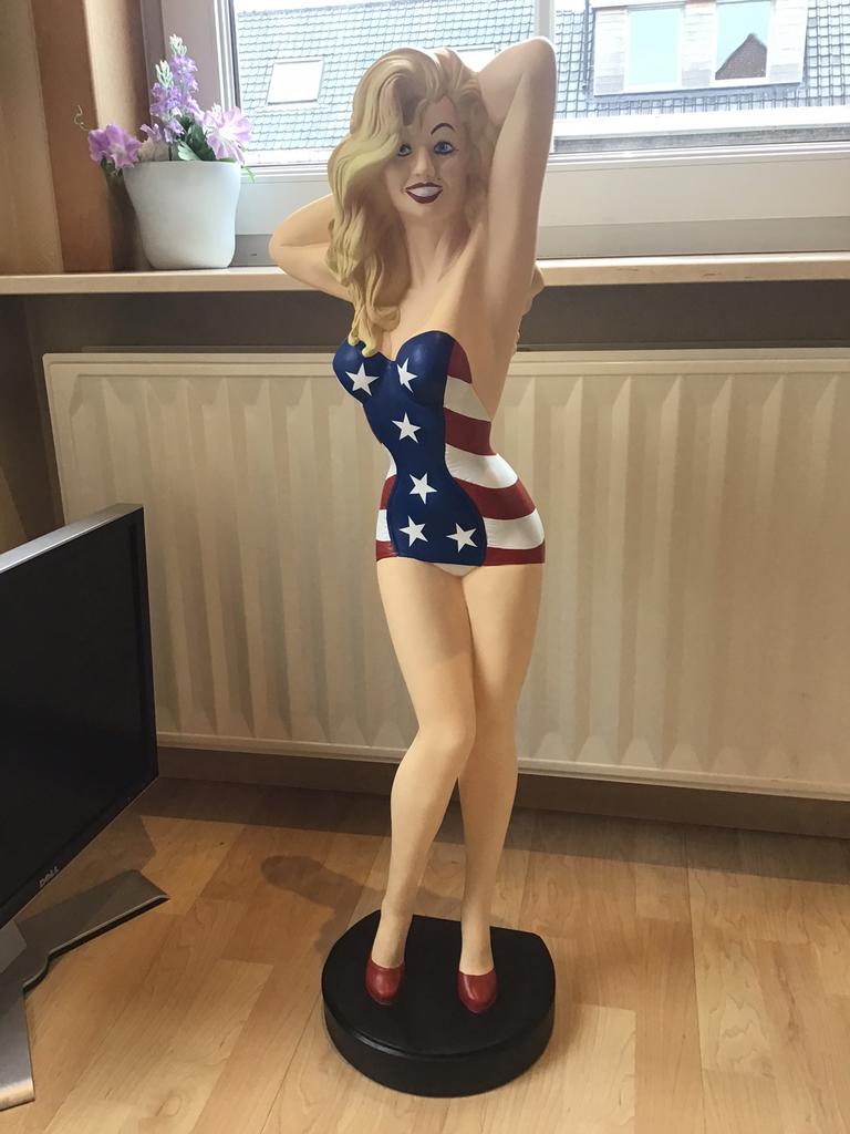 Pin Up beeld USA nieuw 88cm hoog polystone mancave, Ophalen