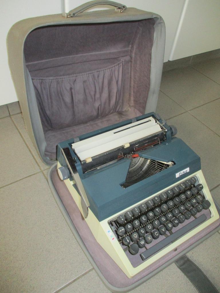 vintage typmachine van het merk Erika met opbergkoffer, Antiek en Kunst, Ophalen of Verzenden