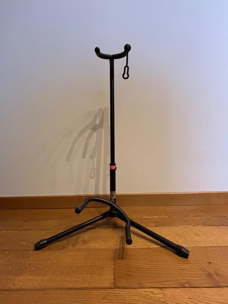 Stabiel gitaarstatief met veiligheidsriempje :merk STAGG, Ophalen, Gebruikt