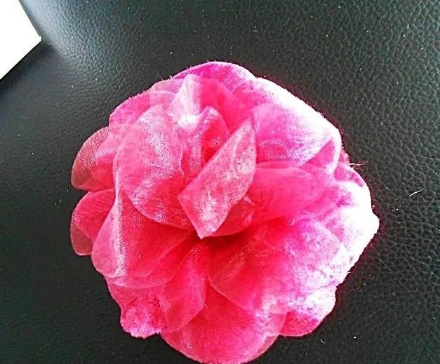 AVON : Broche tissu , en forme de fleur, Bijoux, Sacs & Beauté, Enlèvement ou Envoi, Neuf, Rouge