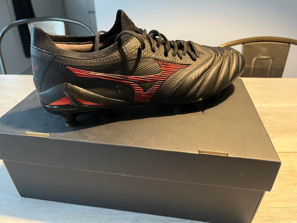 Mizuno morelia neo 4 beta made in japan (mij) zwart-rood s44, Mizuno, Ophalen of Verzenden, Zo goed als nieuw, Sportschoenen