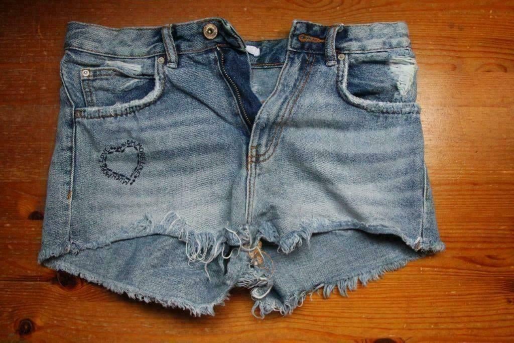 Hotpants short jeans spijkerstof met hartje Zara maat 34, Kleding | Dames, Zara, Zo goed als nieuw, W27 (confectie 34) of kleiner