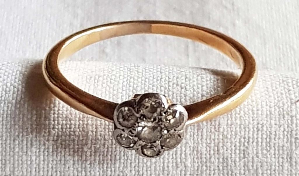 Ringetje 18 kt diamanten - rosetje., Handtassen en Accessoires, Antieke sieraden, Ophalen of Verzenden, Goud, Ring, Met edelsteen