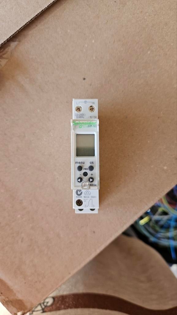Schneider schakelklok ihp 18mm CCT15854, Doe-het-zelf en Bouw, Ophalen, Gebruikt