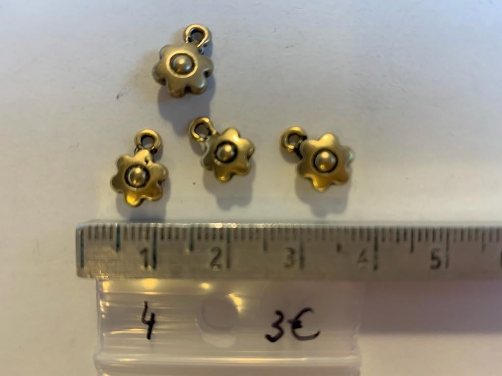 4 bedeltjes bloem, Enlèvement ou Envoi, Neuf, Bracelet à breloques