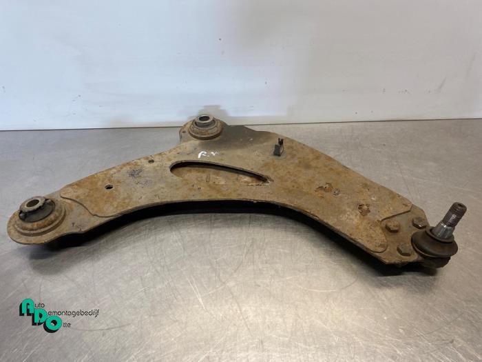 Draagarm rechts-voor van een Opel Vivaro (Vivaro 01-), Auto-onderdelen, Gebruikt, -, -, Opel
