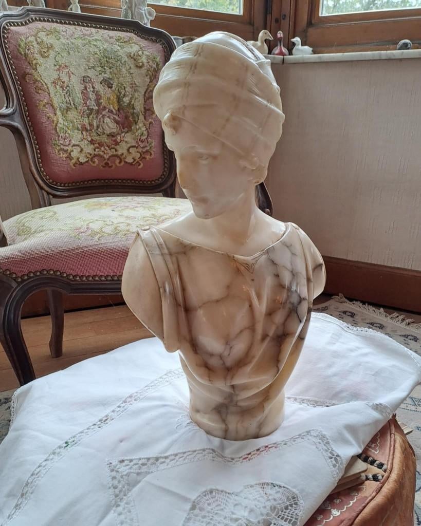 Buste en Albâtre La dame au Turban, Enlèvement