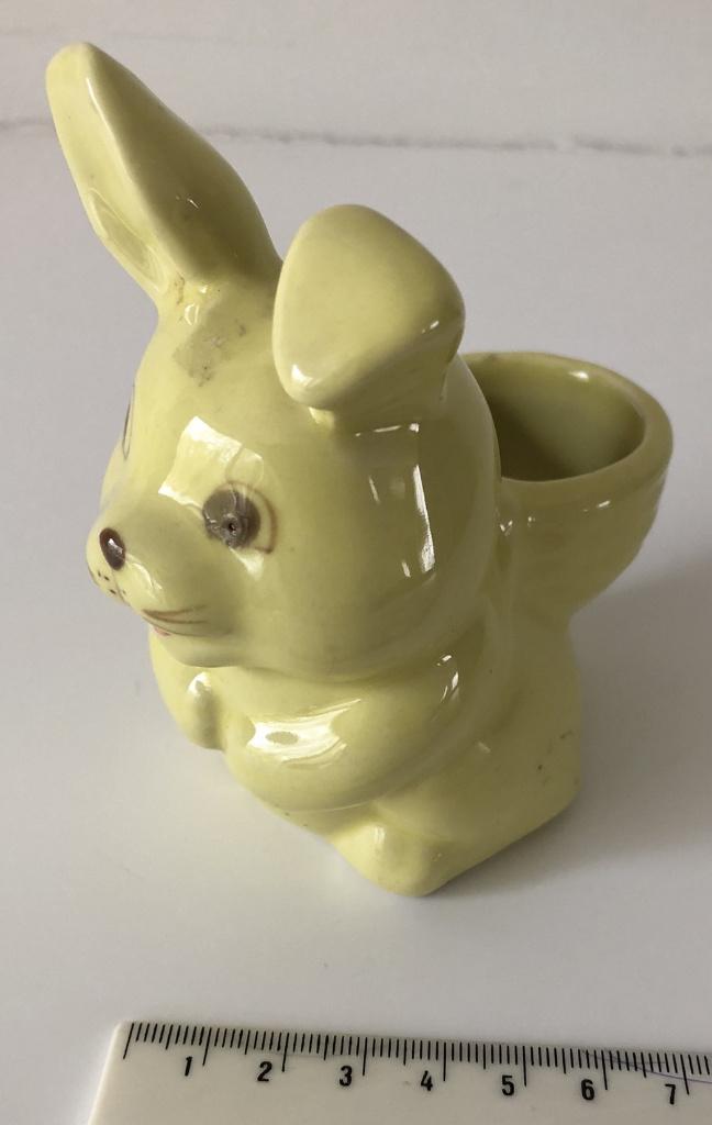 Lapin jaune clair - debout avec coquetier - en grès, Collections, Enlèvement ou Envoi, Utilisé, Animal