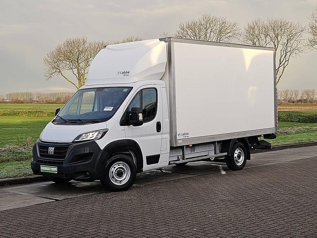 Fiat Ducato 35 2.2 MultiJet - Bakwagen Laadklep (bj 2022), Auto's, Voorwielaandrijving, Gebruikt, Euro 6, 4 cilinders