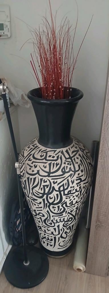 Deze grote vaas is een handgemaakte Marokkaanse aardewerkvaa, Enlèvement