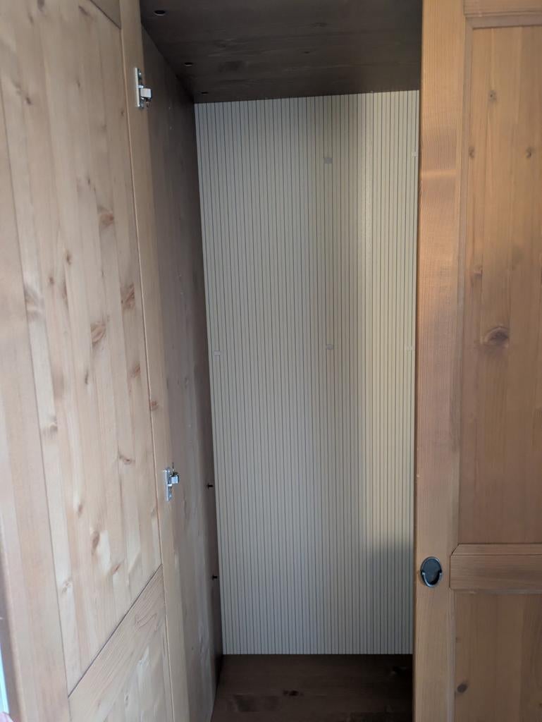 Armoire IKEA bois verni, Maison & Meubles, Armoires | Armoires à porte coulissante & Armoires à archives, Enlèvement