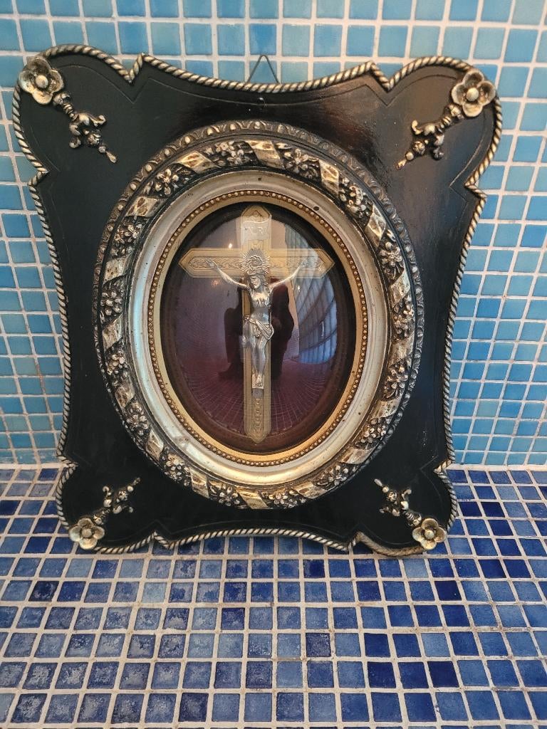 Kruisbeeld in mooie kader met bol glas, Antiek en Kunst, Antiek | Religieuze voorwerpen, Ophalen