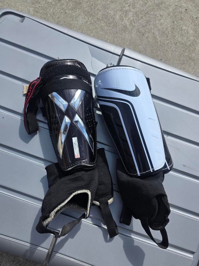 Scheenbeschermers Nike + Umbro (maat XL) – voetbal, Sport en Fitness, Voetbal, Gebruikt, Set, Maat XL, Ophalen of Verzenden