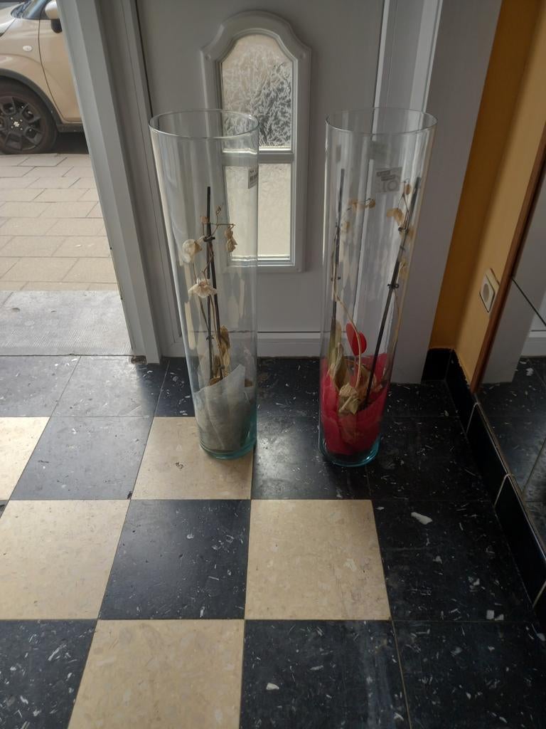 2 grote vazen van 70 cm hoog bij 17 cm diameter