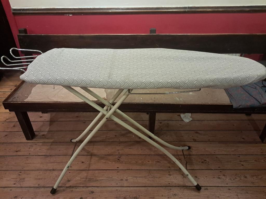 Een Brabantia strijkplank met hoes en standaard., Elektronische apparatuur, Strijkijzers en Strijkplanken, Ophalen, Gebruikt