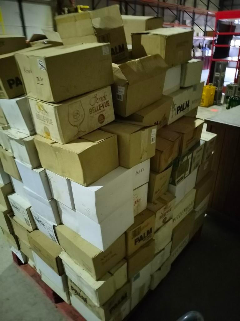 Grote pallet met bierglazen, Ophalen