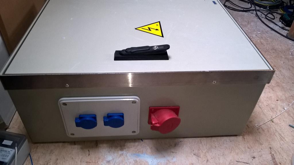 Werfkast te huur, Enlèvement, Comme neuf, Interrupteur