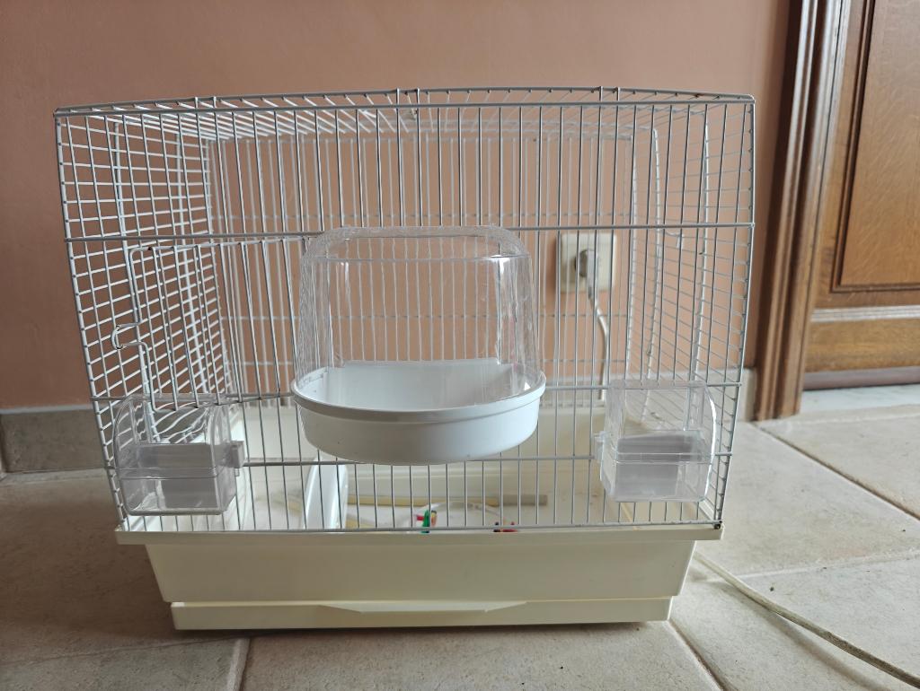 Vogelkooi wit met zitstokken en accessoires, Dieren en Toebehoren, Ophalen of Verzenden, Zo goed als nieuw