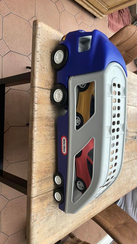 Vrachtwagen met twee autos van little tikes, Kinderen en Baby's, Ophalen, Zo goed als nieuw