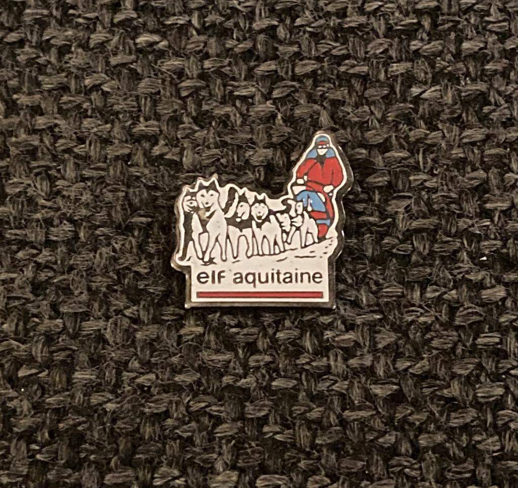 PIN - ELF AQUITAINE - SNEEUWHONDEN - HONDENSLEE, Verzenden, Gebruikt, Transport, Speldje of Pin