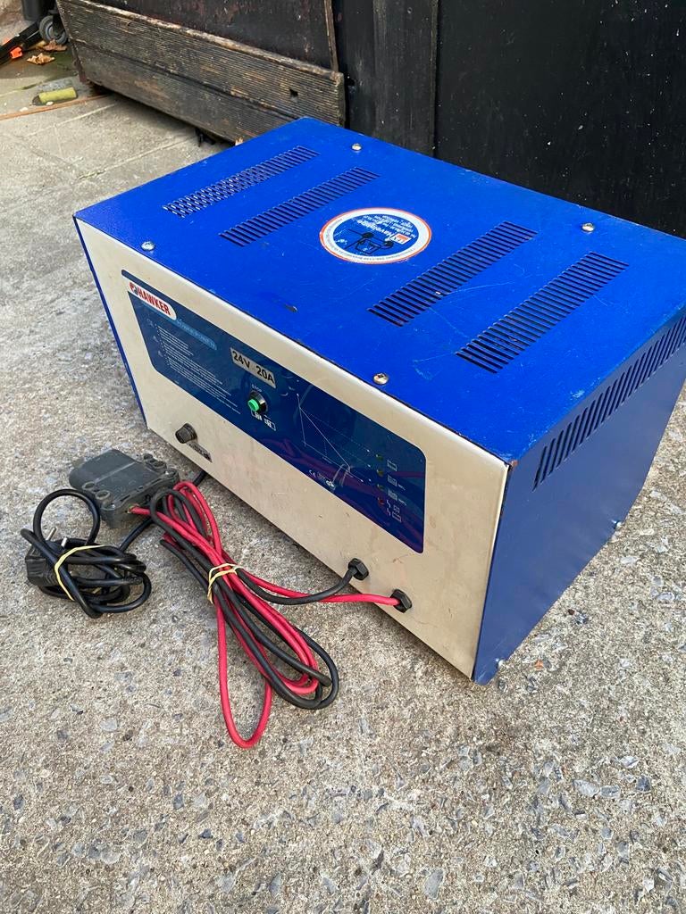 Chargeur transpalette Hawker 24 V / 20 A, Articles professionnels, Machines & Construction | Chariots élévateurs & Transport interne