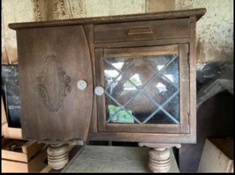 Antiek kastje met loodglas, Enlèvement