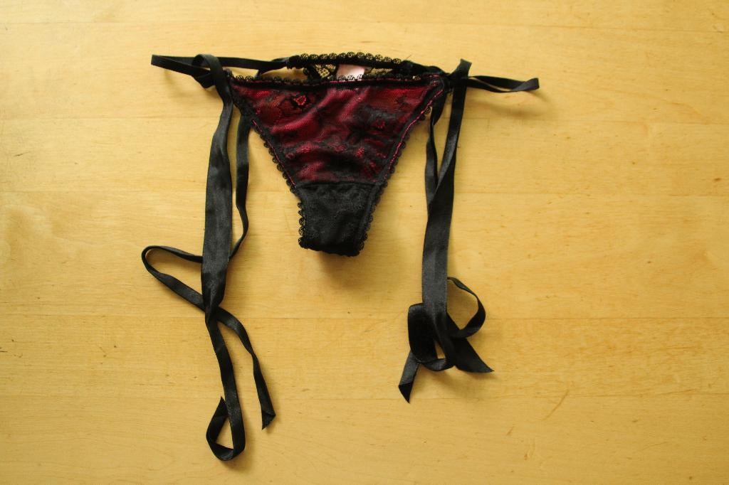 NIEUWE zwart met rode string Hunkemöller maat S/M sierlinten, Hunkemöller, Verzenden, Zwart, String