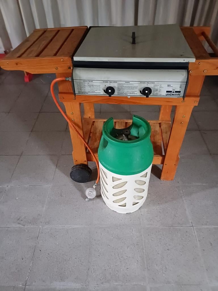 Gas BBQ  Landmann op mooi houten onderstel met bankje opzij, Ophalen