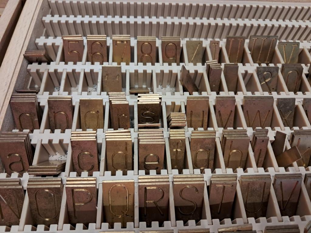 2 letterbakken met messing graveerletters en -cijfers, , Ophalen, Gebruikt